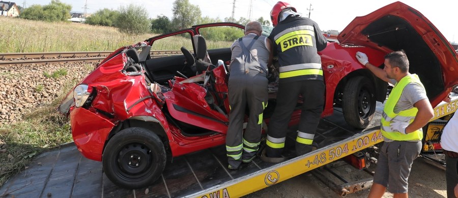 Zarzut nieumyślnego doprowadzenia do katastrofy w ruchu lądowym ze skutkiem śmiertelnym usłyszał w poniedziałek egzaminator prawa jazdy. W samochód, w którym prowadził on egzamin, uderzył pociąg w miejscowości Szaflary. Zginęła 18-letnia kursantka.