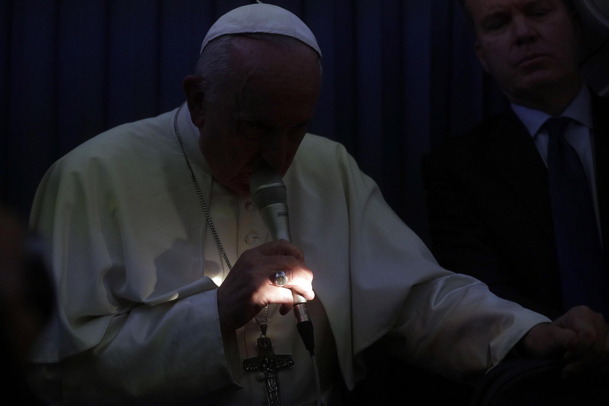 List abp. Carlo Viganò o szokujących wydarzeniach i wezwanie do papieskiej dymisji jest sprawą bez precedensu w najnowszej historii. Sytuację pogarsza milczenie papieża Franciszka. To poważny kryzys w Kościele. Jakie jest rozwiązanie? Jak czytamy w Ewangelii: "Poznacie prawdę, a prawda was wyzwoli”. Zło trzeba więc ujawnić i wyplenić. Przykład dał sam Jezus Chrystus, który biczem wypędzał przekupniów ze świątyni w Jerozolimie, wołając: "Napisano: Dom mój będzie domem modlitwy, a wy zamieniliście go w kryjówkę bandytów".