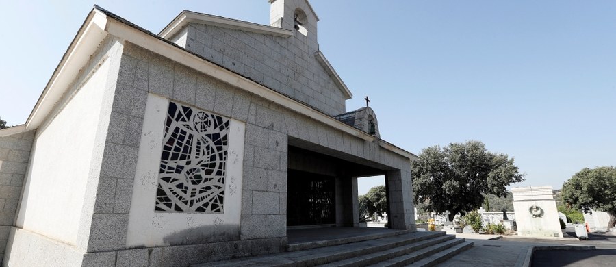 Rodzina Francisco Franco chce pozwać rząd Hiszpanii premiera Pedra Sancheza za piątkowy dekret nakazujący ekshumację i przeniesienie zwłok generała poza mauzoleum hiszpańskiej wojny domowej w Valle de los Caidos (Dolinie Poległych).