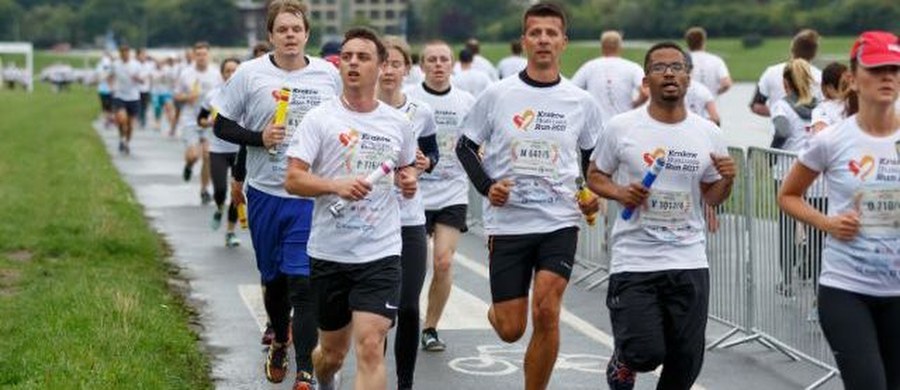 Aż 6000 osób, czyli 1200 pięcioosobowych sztafet pobiegnie wspólnie by pomóc osobom z niepełnosprawnością ruchową -  w niedzielę 2 września w Krakowie wystartuje Kraków Business Run 2018.
