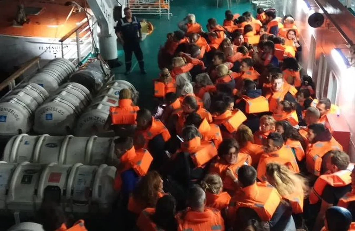 Na greckim promie "Eleftherios Venizelos", płynącym z Pireusu do miasta Chania na Krecie, wybuchł pożar. Na pokładzie było ponad 1000 osób: 875 pasażerów i 141 członków załogi statku.