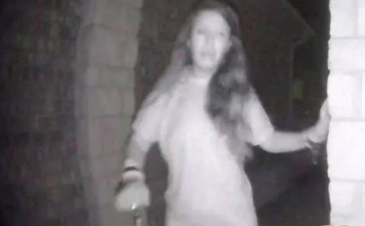 Policja w Teksasie w USA szuka kobiety, która ubrana tylko w koszulkę z kajdankami na nadgarstkach – w środku nocy dzwoniła do domu w Sunrise Ranch. Zniknęła, zanim obudzony domownik zdążył otworzyć jej drzwi. Kobietę nagrała jednak kamera monitoringu. Policja obawia się, że kobieta mogła paść ofiarą przemocy, udało jej zbiec sprawcy i szukała pomocy.