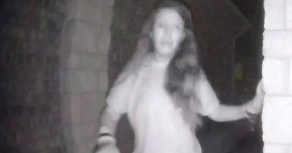 Policja w Teksasie w USA szuka kobiety, która ubrana tylko w koszulkę z kajdankami na nadgarstkach – w środku nocy dzwoniła do domu w Sunrise Ranch. Zniknęła, zanim obudzony domownik zdążył otworzyć jej drzwi. Kobietę nagrała jednak kamera monitoringu. Policja obawia się, że kobieta mogła paść ofiarą przemocy, udało jej zbiec sprawcy i szukała pomocy.