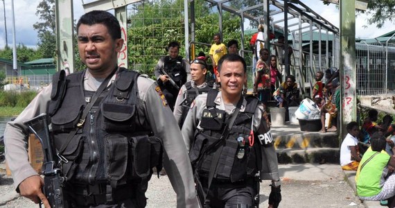 Siły bezpieczeństwa w prowincji Papua, na wschodzie Indonezji, zatrzymały przedstawianego jako dziennikarza Polaka Jakuba Fabiana S. Agencja Associated Press twierdzi, że jest on podejrzany o związki z separatystami działającymi w tym regionie. Konsul w Dżakarcie stara się uzyskać zgodę władz Indonezji na spotkanie z Polakiem, który przebywa w areszcie.