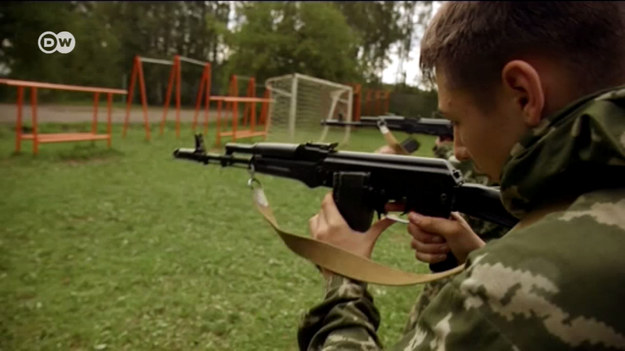 Wojskowo-patriotyczne obozy to nowa i coraz bardziej popularna forma spędzania wakacji przez dzieci w Rosji. Uczą się tam dyscypliny i tajników żołnierskiego życia, nawet obsługi prawdziwej broni.