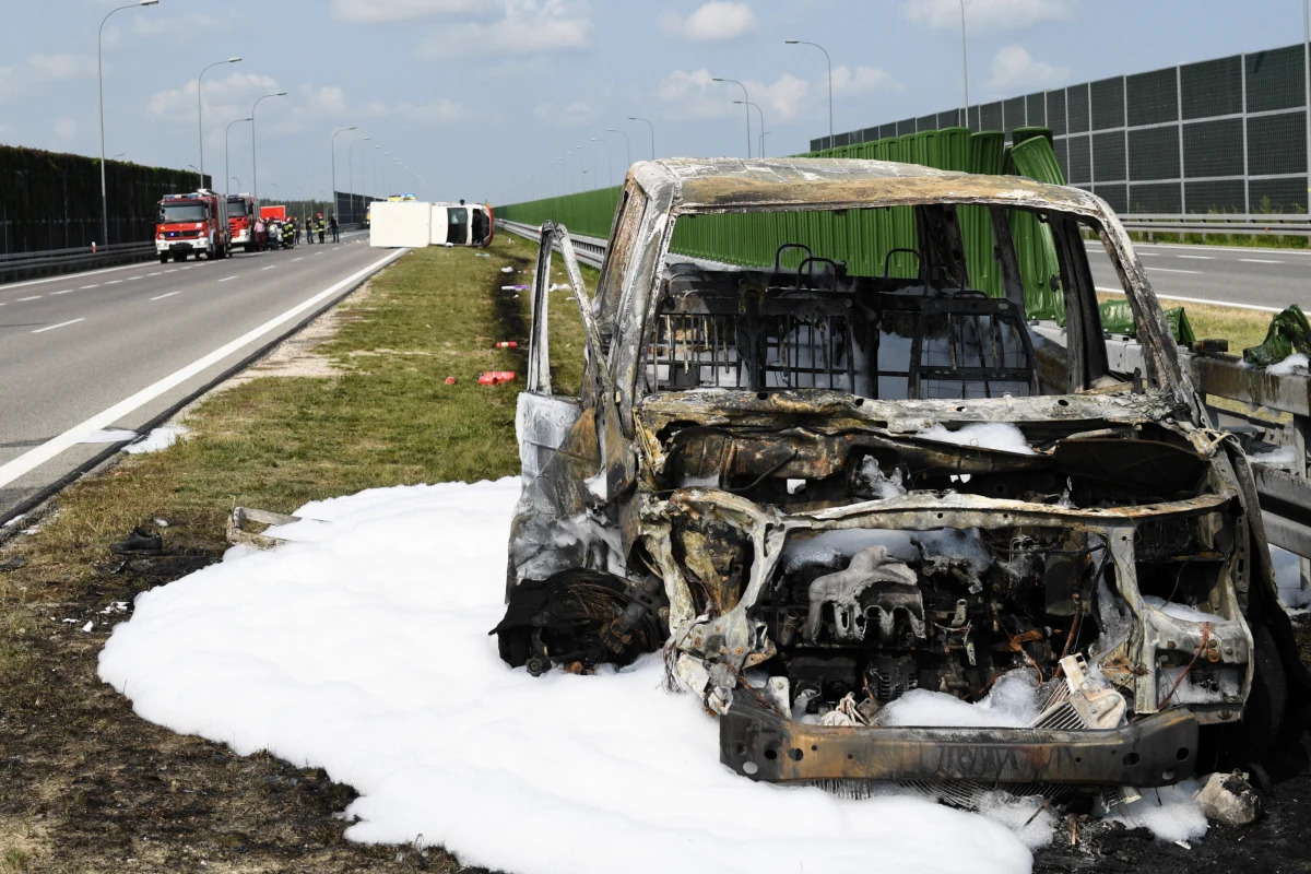 Do poważnego wypadku doszło na autostradzie A4. Na wysokości Bratkowic na pasie w kierunku Rzeszowa na Podkarpaciu bus zderzył się z samochodem osobowym. Poszkodowane zostały 4 osoby.