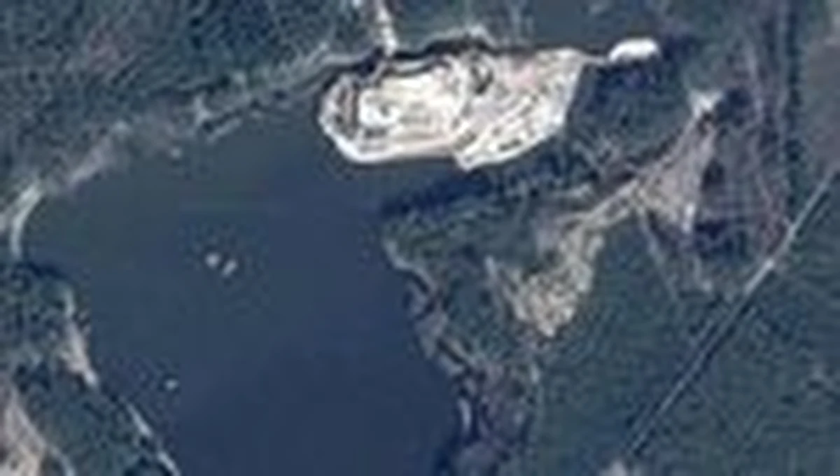 "Inwestor świadomie wprowadził w błąd Regionalną Dyrekcję Ochrony Środowiska, stąd jest podstawa do wznowienia postępowania ws. inwestycji w Puszczy Noteckiej" - poinformował w środę szef resortu środowiska Henryk Kowalczyk. Kilkunastopiętrowa budowla powstaje na obszarze chronionym Natura 2000 w Stobnicy w województwie wielkopolskim. Minister na specjalnej konferencji dotyczącej inwestycji przyznał też, że "budowa może mieć znaczący wpływ na środowisko", ale - jak na razie - nie będzie wstrzymana.