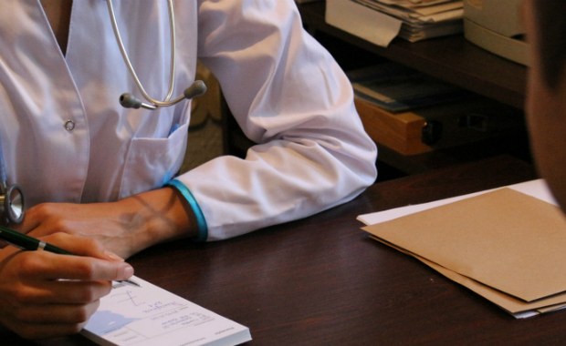 Symulowanych pacjentów poszukuje Śląski Uniwersytet Medyczny w Katowicach. Chodzi o osoby, które „zagrają” chorych podczas zajęć oraz wezmą udział w egzaminach dla studentów. "Symulatory są bardzo przydatne w nauce, ale pewnych umiejętności najlepiej nauczyć się w kontakcie z żywym człowiekiem" – podkreśla rzeczniczka SUM Agata Kalafarska-Winkler.