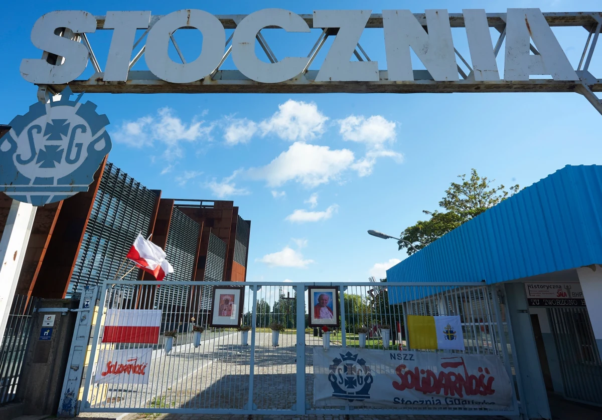 "To nie jest inicjatywa PiS i 'hejt' na naszą partię i jej prezesa jest nieuprawniony" - powiedziała w środę rzeczniczka PiS Beata Mazurek odnosząc się do inicjatywy odsłonięcia tablicy poświęconej Lechowi i Jarosławowi Kaczyńskim w związku ze strajkami w Stoczni Gdańskiej. Po proteście Jarosława Kaczyńskiego związkowcy zdecydowali, że tablicy jednak nie będzie. 