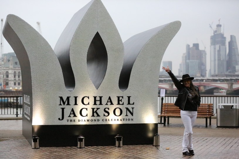 Z okazji 60. rocznicy urodzin Michaela Jacksona Mark Ronson stworzył miks "Diamonds Are Invincible" zawierający ulubione nagrania Króla Popu.