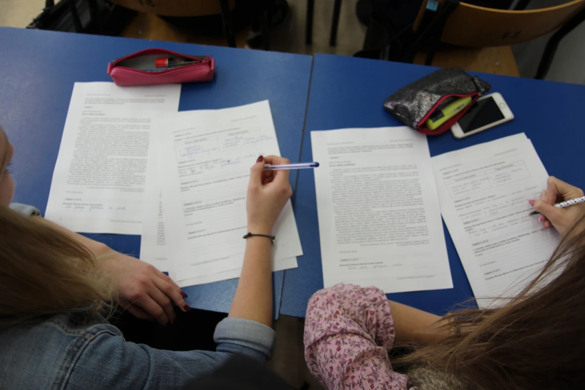 Rodzice i terapeuci zebrali 40 tysięcy podpisów pod petycją, którą dziś zostawili w Ministerstwie Edukacji Narodowej. Domagają się pilnej zmiany przepisów, które - jak przekonują - sprawią, że od pierwszego września wiele niepełnosprawnych dzieci straci możliwość indywidualnej nauki w szkole. Komentarza w sprawie udzieliła rzeczniczka MEN. "Uczeń z niepełnosprawnością ma się uczyć ze swoimi rówieśnikami. Szkoła ma mu to zapewnić. To obowiązek dyrektora. Co jest istotne, rodzice mają wpływ na ustalenie procesu edukacyjnego swojego dziecka. Gwarantujemy im to prawem" - podkreśla Anna Ostrowska.