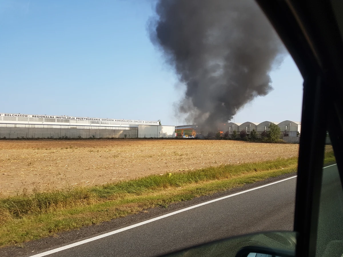 Duży pożar w Gotartowie koło Kluczborka na Opolszczyźnie. Palił się 15-metrowej wysokości silos z korą drzewną na terenie składowiska odpadów. 