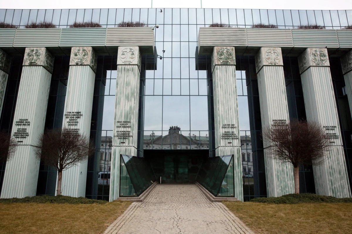 Jeżeli wyrok Trybunału Sprawiedliwości UE w sprawie pytań Sądu Najwyższego nie byłby respektowany, to każdy obywatel, którego sprawa toczy się przed SN, będzie mógł żądać odszkodowań - ustaliła nasza dziennikarka Katarzyna Szymańska-Borginon. Polska mogłaby więc zostać podwójnie ukarana. Bo także Komisja Europejska ma prawo zwrócić się o nałożenie kar finansowych za nieprzestrzeganie unijnego prawa.