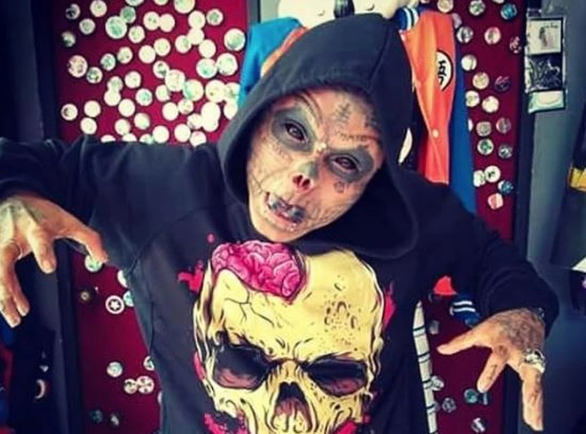 22-letni Eric Yeiner Hincapié Ramírez z Kolumbii przeszedł szereg nietypowych operacji. Kazał sobie usunąć operacyjnie nos i uszy. Jego twarz pokryły tatuaże. Wszystko po to, by – jak sam mówi – wyglądem przypominać "żywego trupa". "Jestem normalnym facetem, tylko wyglądam inaczej" – mówi 22-latek i skarży się, że ludzie go potępiają, zanim w ogóle go poznają.