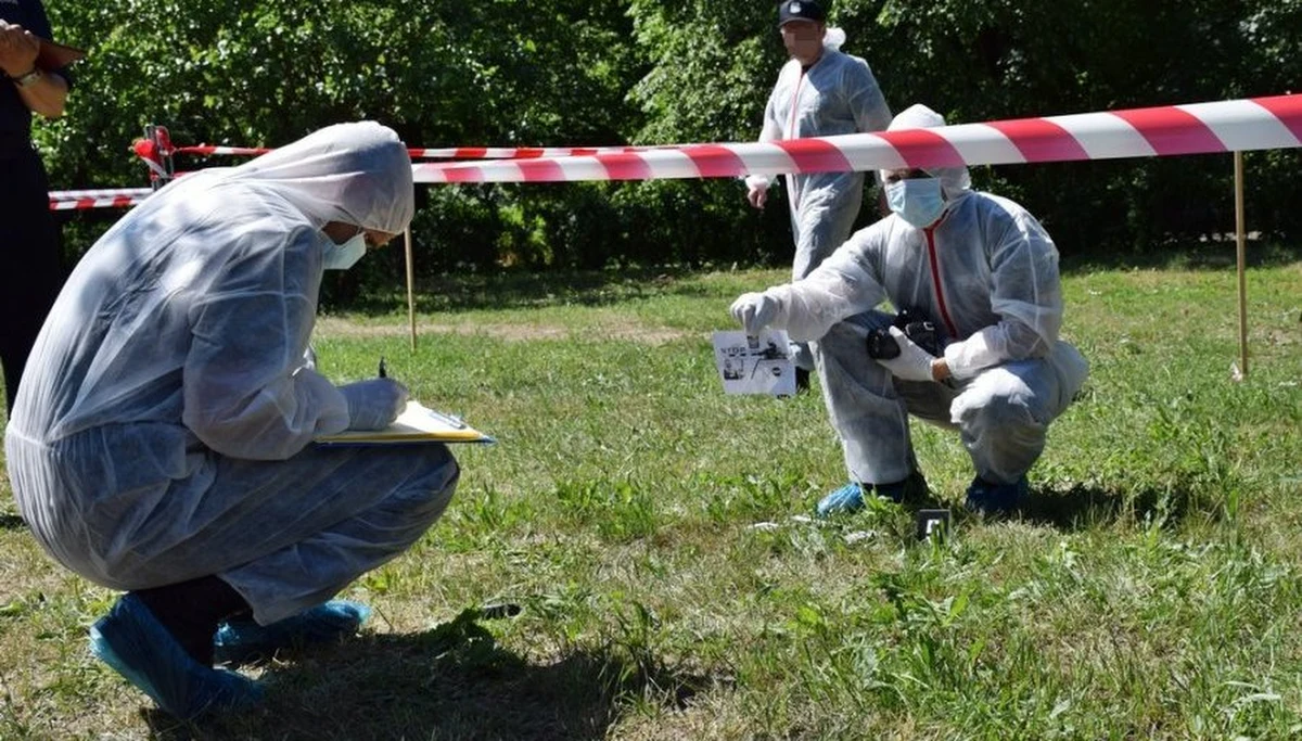 Prokuratura przejmuje nadzór nad sprawą wczorajszego zuchwałego napadu w Jankach pod Warszawą. Łupem złodziei mogło paść nawet półtora miliona złotych. Rabusie okradli przed centrum handlowym osoby, które niosły pieniądze do banku. Policja szuka sprawców. Ma już natomiast samochód, którym uciekli. Zabezpieczono też broń, której napastnicy użyli do sterroryzowania obywateli Chin - to ustalenia dziennikarza RMF FM. 