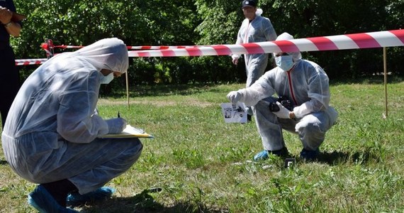 Prokuratura przejmuje nadzór nad sprawą wczorajszego zuchwałego napadu w Jankach pod Warszawą. Łupem złodziei mogło paść nawet półtora miliona złotych. Rabusie okradli przed centrum handlowym osoby, które niosły pieniądze do banku. Policja szuka sprawców. Ma już natomiast samochód, którym uciekli. Zabezpieczono też broń, której napastnicy użyli do sterroryzowania obywateli Chin - to ustalenia dziennikarza RMF FM. 