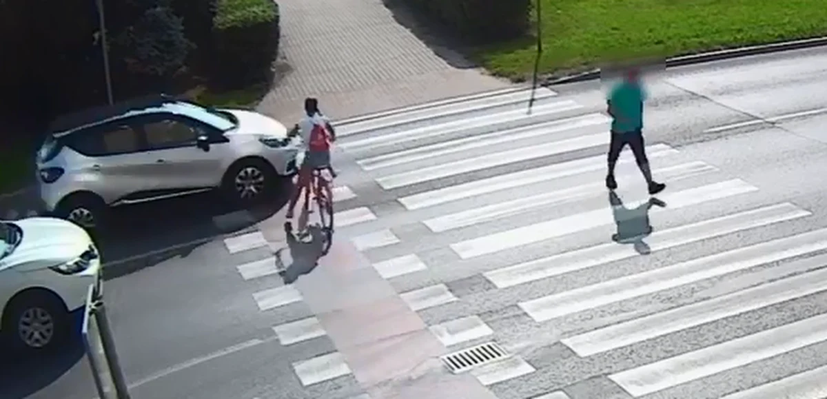 Przed sądem stanie 66-letni kierowca, który na oznaczonym przejeździe dla rowerzystów potrącił 11-letnią rowerzystkę. Dziewczynka trafiła do szpitala. Funkcjonariusze upublicznili nagranie z monitoringu pokazujące przebieg tego zdarzenia. 