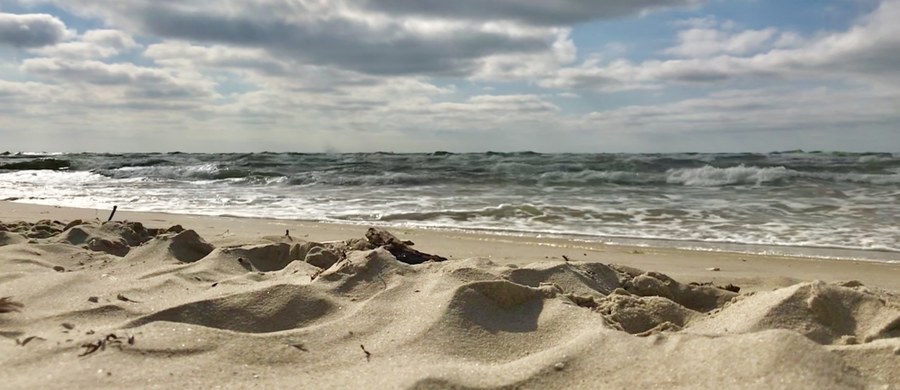 Tragicznie mógł zakończyć się letni sezon wakacyjny na plaży w pobliżu Bordeaux we Francji. Według świadków 18-latek dla zabawy wykopał w piasku głęboki tunel, do którego wszedł. Zasypały go zwały piasku. Nieprzytomnego mężczyznę do szpitala zabrał helikopter. Lekarzom udało się go uratować. Jednak w ciągu ostatnich miesięcy na francuskich plażach zginęło w ten sposób już dwóch wczasowiczów.