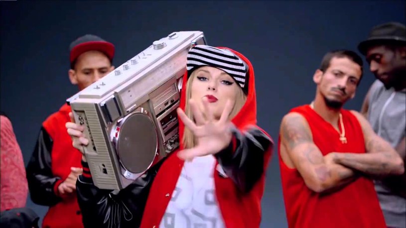 Polsat w reklamie promującej tegoroczną jesienną ramówkę postanowił wykorzystać piosenkę Taylor Swift "Shake It Off". 