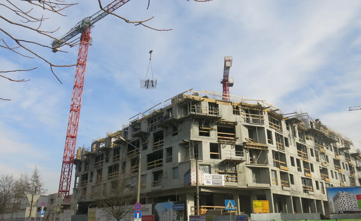 Nowe przepisy podpisane w lipcu przez prezydenta Andrzeja Dudę weszły w życie 22 sierpnia i mają obowiązywać przez 10 lat. Rząd tłumaczy, że specustawa budowlana została stworzona, by wprowadzić większą konkurencyjność na rynku mieszkań, obniżając tym samym ich cenę. Z kolei eksperci i samorządowcy alarmują, że nowe przepisy to groźba wywołania chaosu architektonicznego w polskich miastach i ograniczenia praw samorządów. Niektórzy już specustawę budowlaną okrzyknęli mianem „lex developer”, czyli prawa dla deweloperów. 