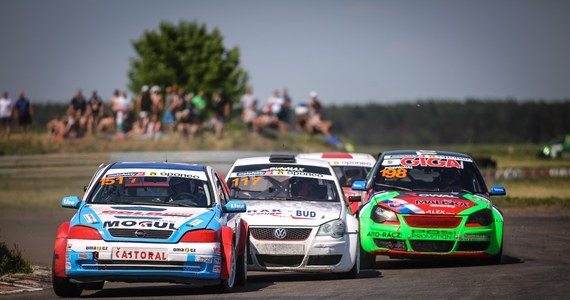 Po wyjazdowych zawodach na Litwie, OPONEO Mistrzostwa Polski Rallycross wracają nad Wisłę, a sezon wchodzi w kluczową fazę. Piąta tegoroczna runda (1-2 września) zostanie rozegrana na torze w Toruniu, który jest dobrze znany uczestnikom tegorocznych mistrzostw, bowiem ścigali się na nim w maju. Wtedy karty rozdawali Tomasz Kuchar w grupie SuperCars i Czech Roman Castoral w SuperNational. Jednak tym razem zwycięzcami we wszystkich kategoriach na pewno będą Polacy, ponieważ najbliższe zawody w Toruniu to samodzielna runda krajowego czempionatu. Kibiców jak zwykle czeka dwudniowe widowisko na wysokich obrotach, o które zadba 71 zgłoszonych kierowców.