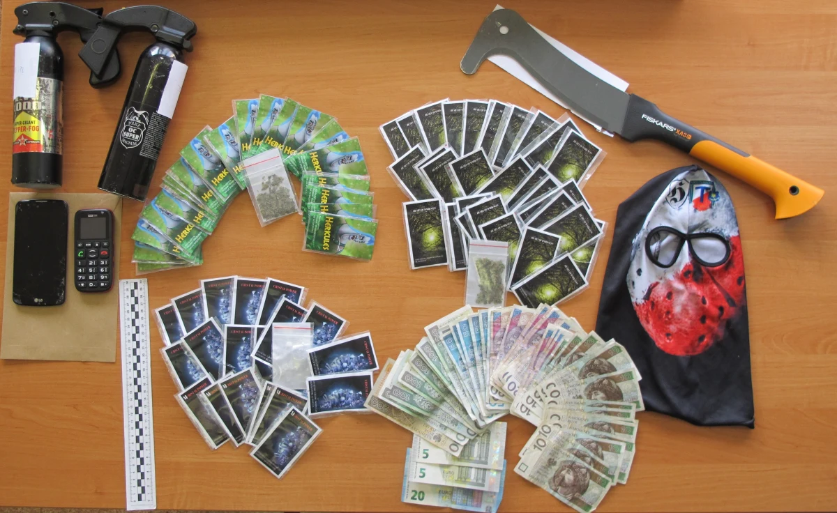 Tarnowska policja zatrzymała w tym tygodniu dwóch mężczyzn: 18- i 29-latka. Obaj to mieszkańcy Krakowa. Do Tarnowa przyjechali, by sprzedawać dopalacze. Od kilku dni obowiązują nowe przepisy, zgodnie z którymi substancje te są traktowane jak narkotyki. Dlatego obu dilerom dopalaczy grozi do 3 lat więzienia.