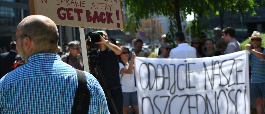 Banki mają złożyć poszkodowanym w aferze Getback propozycję zadośćuczynienia. Chcą ich do tego zmusić Komisja Nadzoru Finansowego, Urząd Ochrony Konkurencji i Konsumentów oraz Rzecznik Finansowy. To ich deklaracja ze spotkania z grupą poszkodowanych w sprawie Getback.
