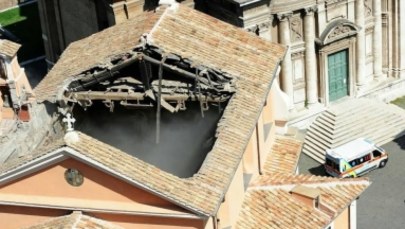 Runął dach zabytkowego kościoła w centrum Rzymu. "Mogło dojść do masakry"