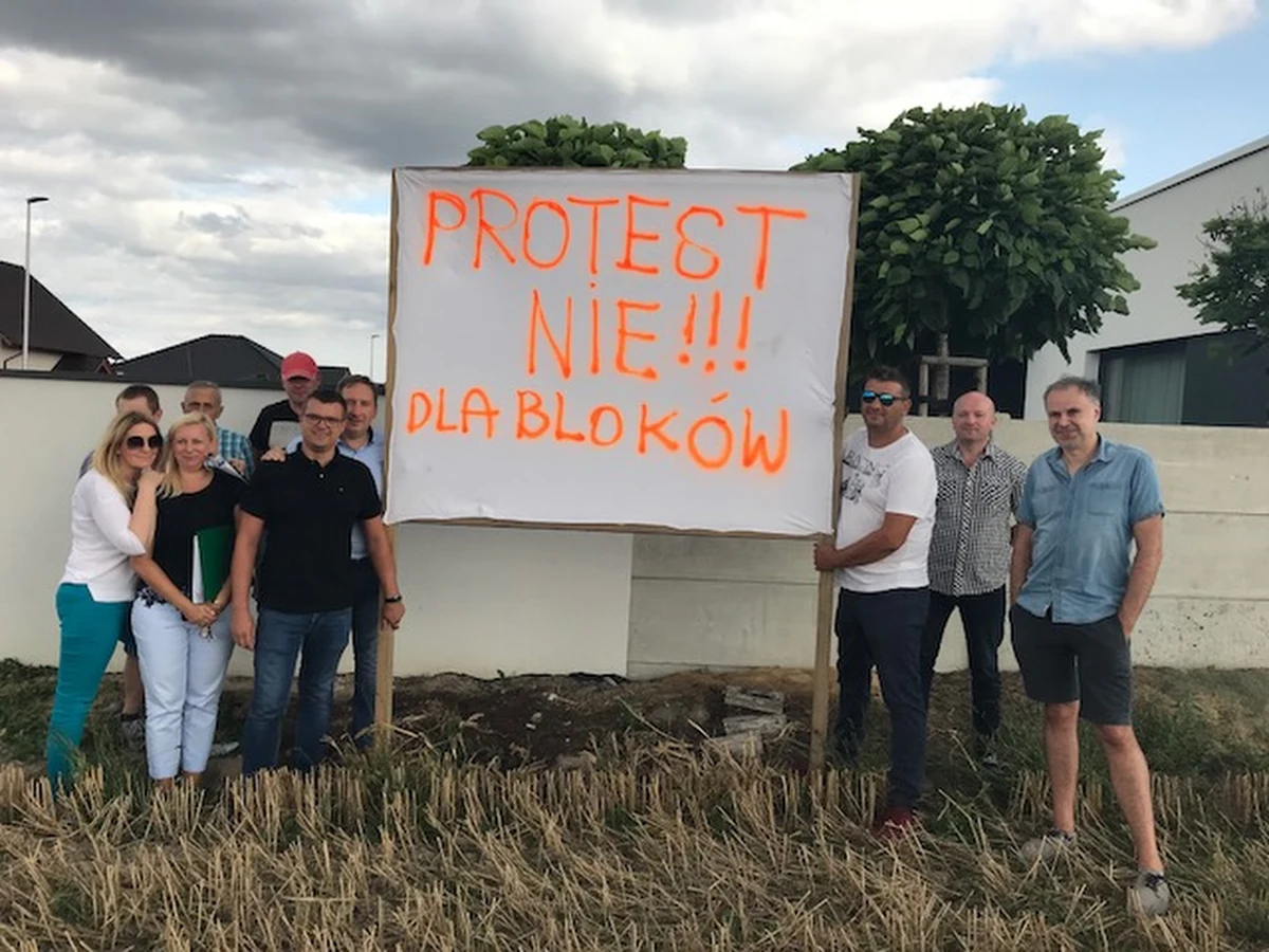 Spokój - to właśnie na niego liczyły osoby, które kupiły działki przy ul. Majorka w Ostrowie Wielkopolskim i tam zbudowały swoje domy. Sielanka nie trwała jednak długo, bo gruntami wokół ich domostw zainteresował się deweloper. Chce tam zbudować osiedle bloków. Na to mieszkańcy nie chcą się zgodzić twierdząc, że inwestor "łamie przepisy". Deweloper nie ma sobie nic do zarzucenia, prezydent miasta wskazuje, że mieszkańcy powinni być szczęśliwi, bo obok nich będą mieszkać "ludzie na poziomie", a sami zainteresowani walczą z czasem, by powstrzymać inwestycję.