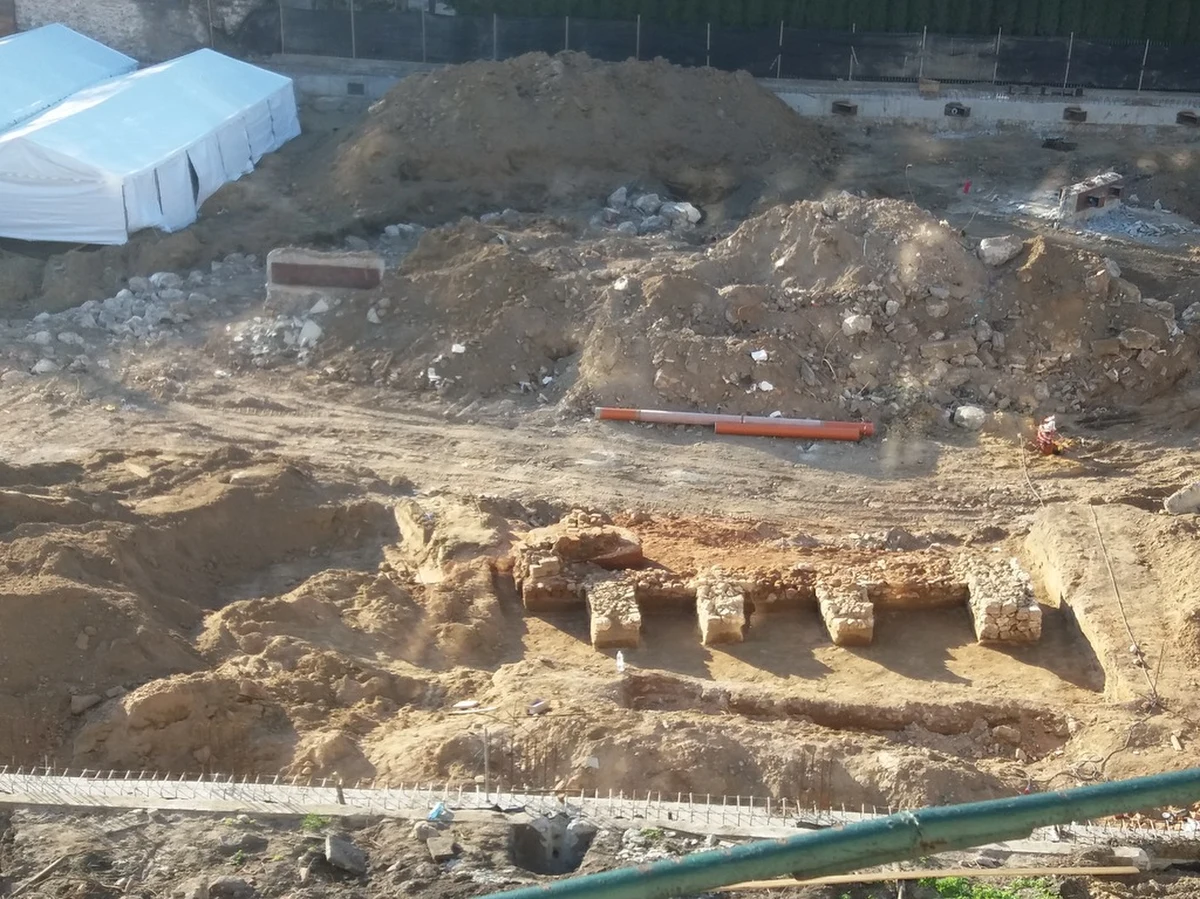 Krakowska prokuratura przystąpiła do postępowania toczącego się przed WSA o uchylenie pozwolenia wojewody na budowę hotelu przy ul. Stradomskiej 12-14. Okoliczności związane z inwestycją były m.in. przyczyną odwołania małopolskiego konserwatora zabytków. Na terenie budowy odnaleziono cmentarzysko.