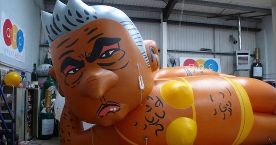 Wojna na balony w Londynie. Nad skwarem przed parlamentem wzniesie się w powietrze gigantyczna karykatura przestawiająca burmistrza miasta, Sadiqa Khana. W tym samym miejscu, podczas niedawnej wizyty amerykańskiego prezydenta Donalda Trumpa, uniósł się podobny balon z podobizną Amerykanina. 
