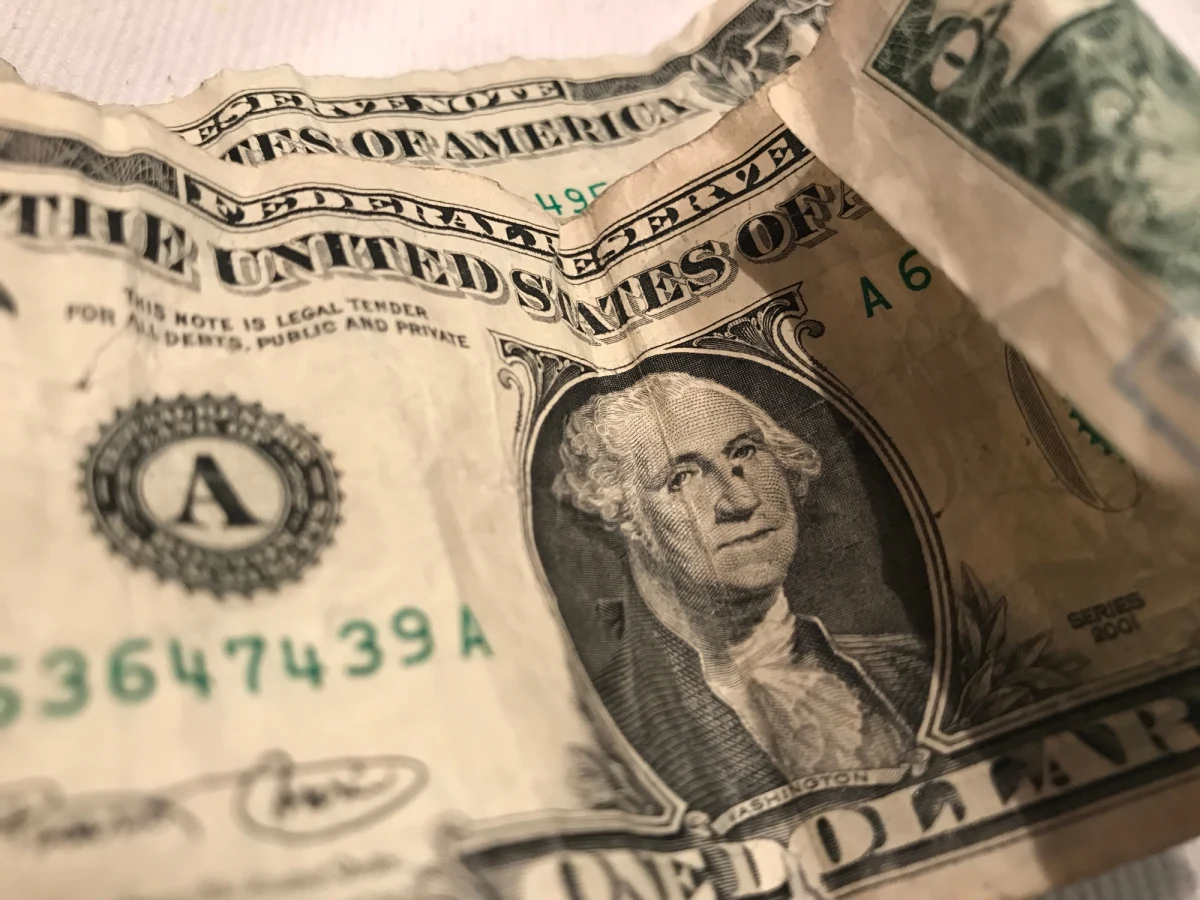 Sędzia federalny podtrzymał w czwartek wyrok nakazujący miastu Chicago wypłacenie odszkodowania w wysokości 44,7 miliona dolarów mężczyźnie, którego policjant postrzelił w głowę.