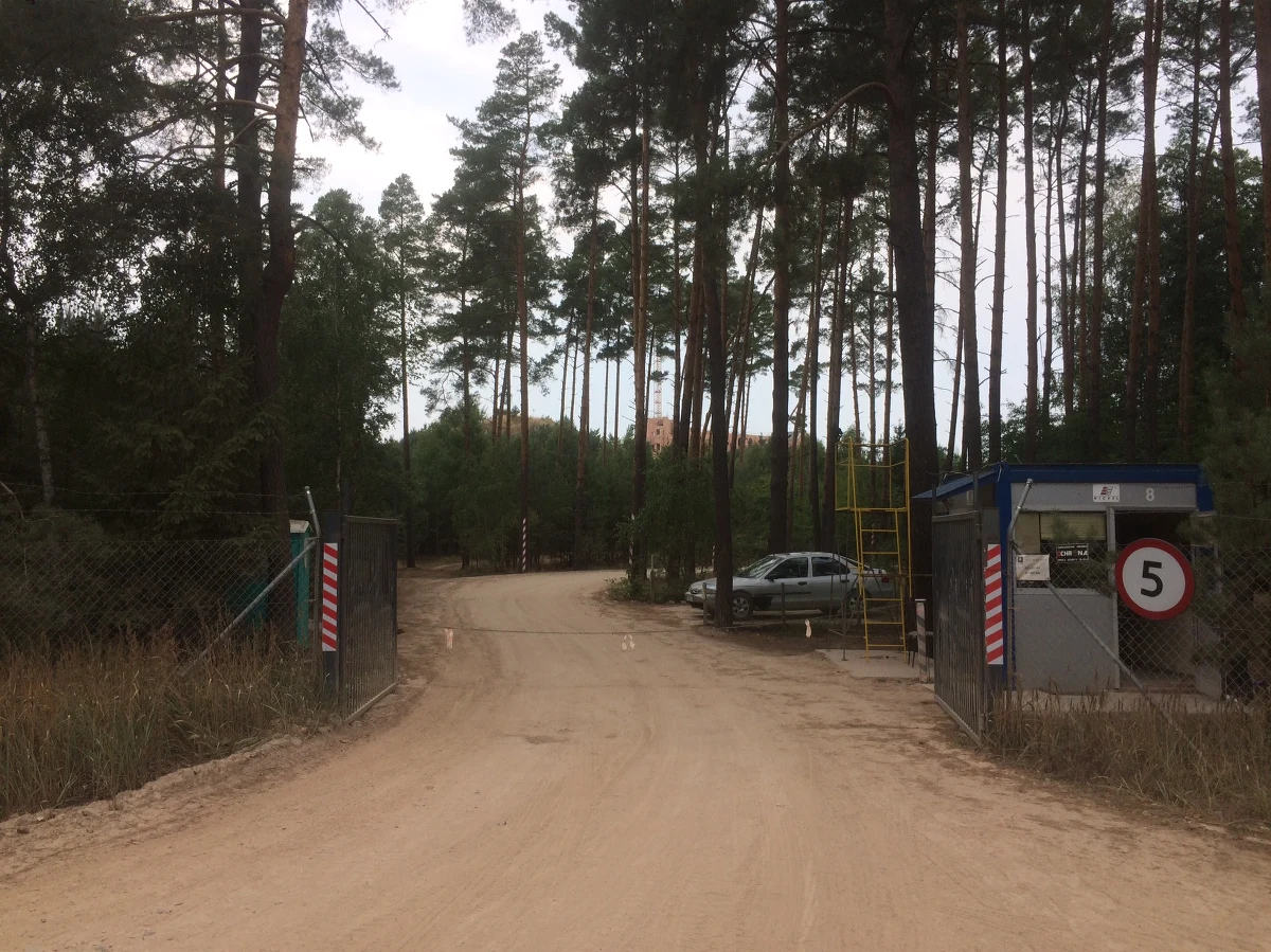 Regionalna Dyrekcja Ochrony Środowiska w Poznaniu jeszcze raz przeprowadzi kontrolę i wznowi postępowanie poprzedzające wydanie zgody na budowę w sprawie zamku powstającego w Stobnicy pod Obornikami Wielkopolskimi, na skraju Puszczy Noteckiej. W ocenie inspektorów powierzchnia budowy jest większa niż deklarował wcześniej inwestor.