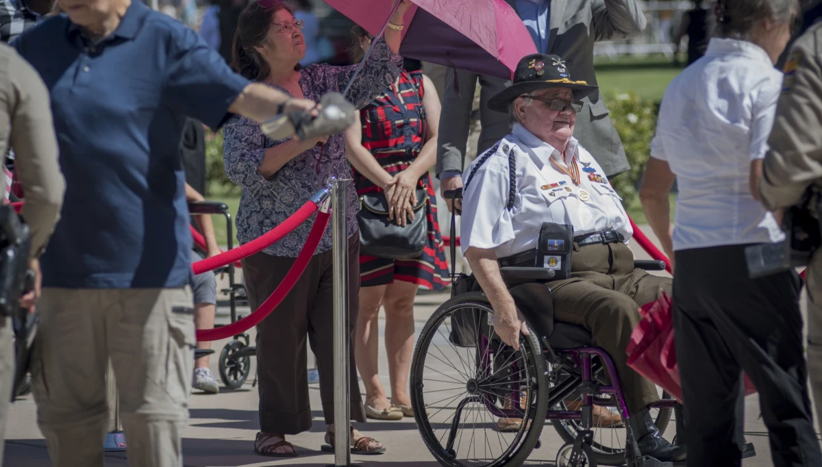 Bliscy i rodzina oraz mieszkańcy stanu Arizona podczas nabożeństwa w świątyni baptystów w stolicy stanu Phoenix pożegnali senatora Johna McCaina. Zmarł on na raka mózgu w ubiegłą sobotę, reprezentował stan Arizona w Senacie przez ponad 30 lat. Podczas nabożeństwa w kościele baptystów, jednej z największych świątyń Phoenix, zmarłego w wieku 81 lat senatora Partii Republikańskiej żegnali wybitni przedstawiciele świata polityki, biznesu i sportu stanu. Trumna z ciałem po uroczystościach w Phoenix została przetransportowana do Waszyngtonu. W nocy czasu polskiego samolot z ciałem zmarłego polityka wylądował w bazie Andrews pod Waszyngtonem. 