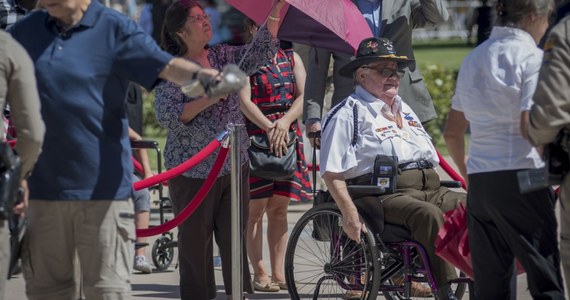 Bliscy i rodzina oraz mieszkańcy stanu Arizona podczas nabożeństwa w świątyni baptystów w stolicy stanu Phoenix pożegnali senatora Johna McCaina. Zmarł on na raka mózgu w ubiegłą sobotę, reprezentował stan Arizona w Senacie przez ponad 30 lat. Podczas nabożeństwa w kościele baptystów, jednej z największych świątyń Phoenix, zmarłego w wieku 81 lat senatora Partii Republikańskiej żegnali wybitni przedstawiciele świata polityki, biznesu i sportu stanu. Trumna z ciałem po uroczystościach w Phoenix została przetransportowana do Waszyngtonu. W nocy czasu polskiego samolot z ciałem zmarłego polityka wylądował w bazie Andrews pod Waszyngtonem. 