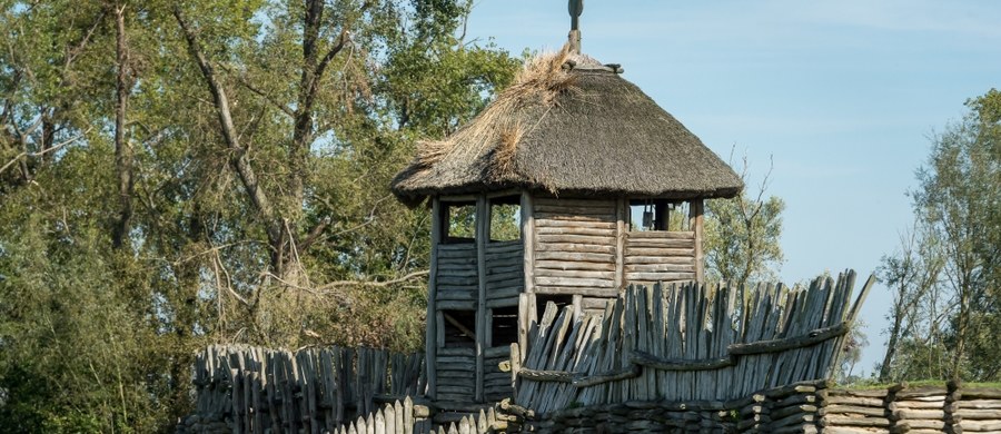 85 lat temu w miejscowości Biskupin w powiecie żnińskim (woj. kujawsko-pomorskie) odkryto pozostałości prehistorycznej osady. Przyczyniło się to do gwałtownego rozwoju polskiej archeologii.