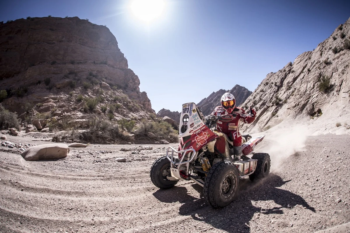 Styczniowy Rajd Dakar, po raz pierwszy od dziesięciu lat, nie zawita do Argentyny i wydaje się, że organizatorzy Desafio Ruta 40 bardzo chcą zrekompensować tę sytuację zawodnikom walczącym na trasie czwartej rundy Pucharu Świata FIM. Nie ma tu ani jednego dnia wytchnienia, a kolejni uczestnicy odpadają z powodu zmęczenia, upadków i awarii. Tymczasem Rafał Sonik, mimo powrotu po długiej przerwie, nie tylko utrzymuje tempo, ale również trzecią pozycję w stawce. 