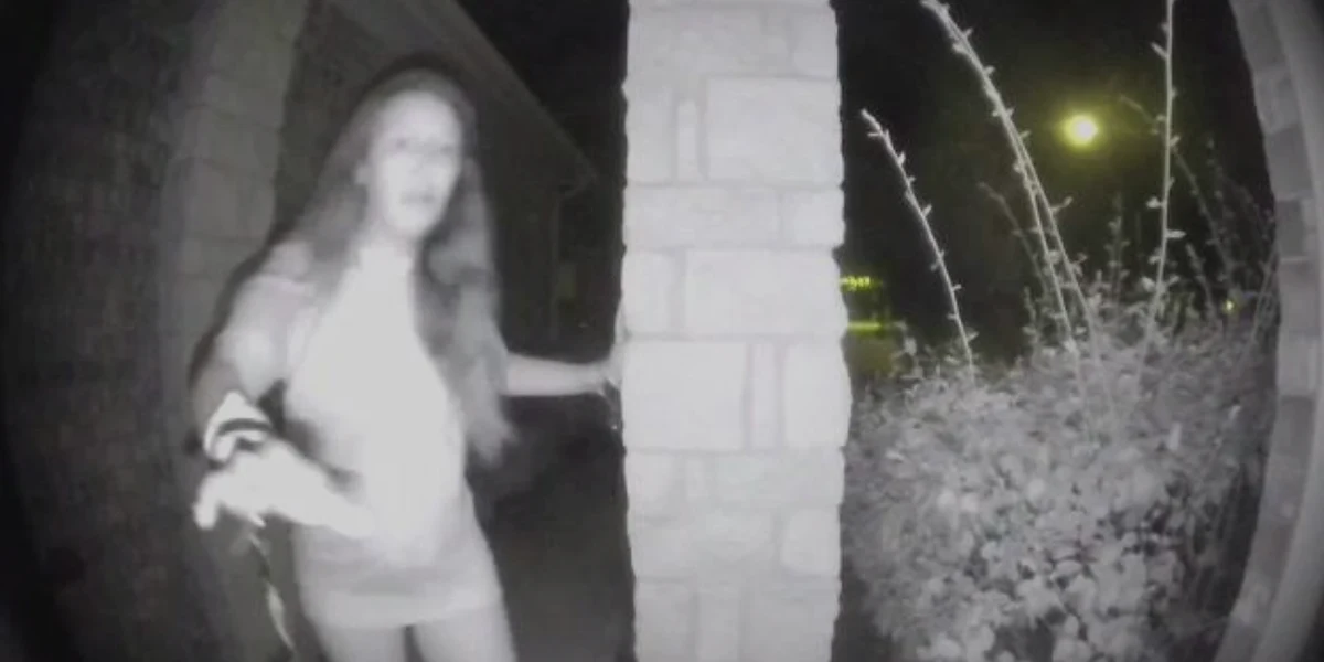 Kobieta, która półnaga, bosa i z rozerwanymi kajdankami na nadgarstkach, w środku nocy dzwoniła do mieszkańców Sunrise Ranch w Teksasie została zidentyfikowana i odnaleziona. Jest bezpieczna – zapewnia policja. 