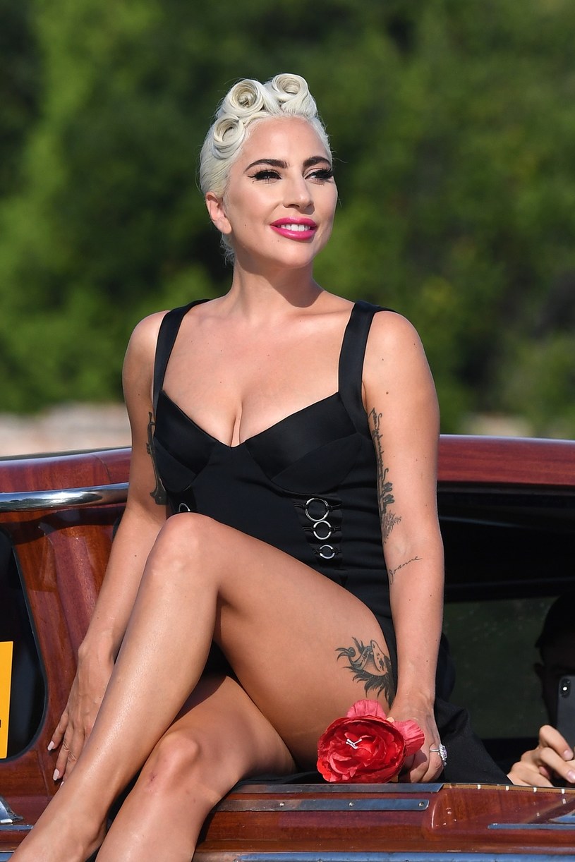 Lady Gaga przybyła na 75. Festiwal Filmowy w Wenecji, aby promować film "Narodziny gwiazdy" ("A Star Is Born"). Wokalistka na imprezę dotarła łódką, tryskała dobrym humorem i pozowała do zdjęć. 