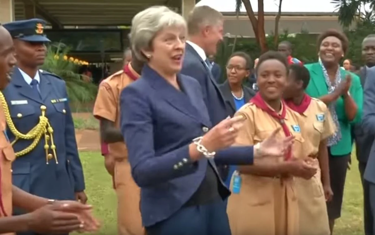 Podróż po krajach Afryki premier Wielkiej Brytanii Theresie May najwyraźniej służy. Aż dwa razy dała się porwać w tany. Filmy obiegły cały świat i są hitem internetu.