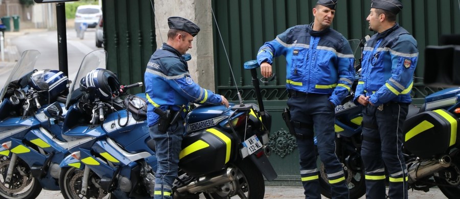 Zszokowani kierowcy sami zatrzymali we Francji – nie czekając na żandarmów – pijanego portugalskiego szofera tira, by zapobiec tragedii. Zablokowali samochodami osobowymi drogę jadącej zygzakami ciężarówce.