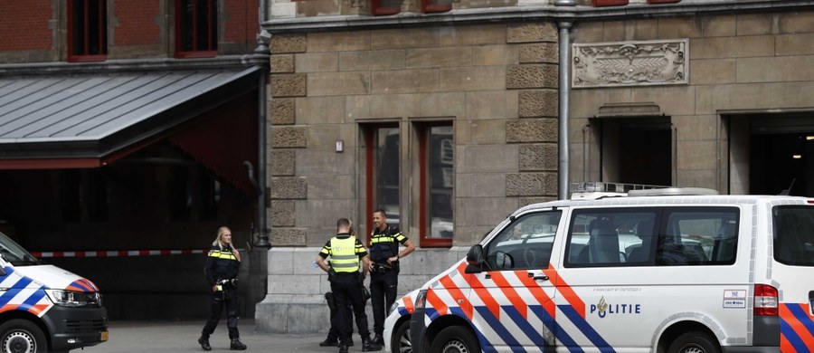 Dwie osoby zostały ranne w ataku nożownika na dworcu głównym w Amsterdamie. Sprawca został postrzelony przez policjantów. Na razie nie wiadomo, czy atak miał podłoże terrorystyczne. 