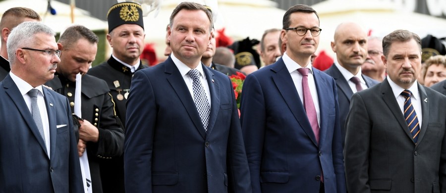 Z okazji 38. rocznicy Sierpnia’80 prezydent Andrzej Duda i premier Mateusz Morawiecki złożyli w piątek kwiaty pod historyczną bramą prowadzącą niegdyś do gdańskiej stoczni.