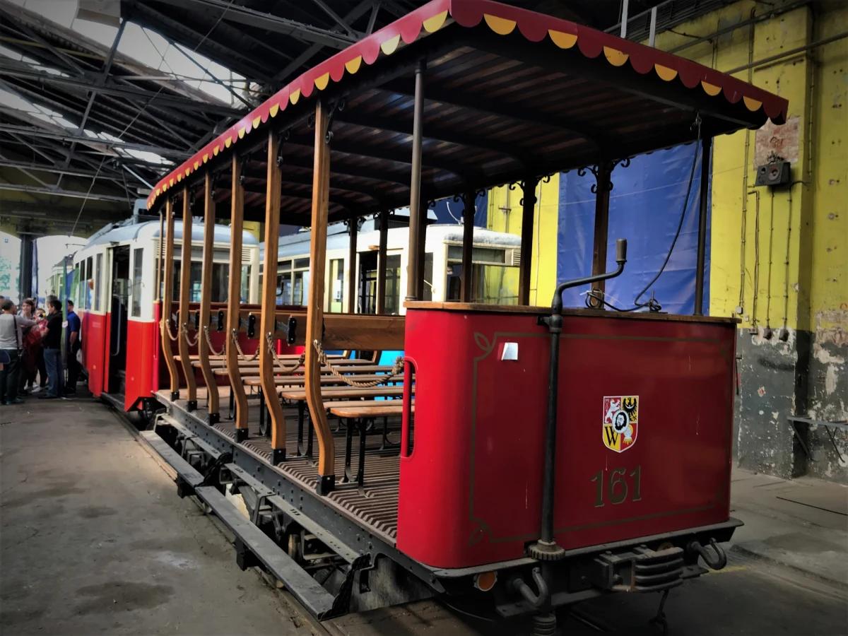 Ponad dwa miliony złotych warte są zabytkowe tramwaje, które posiada Wrocław. Miasto zinwentaryzowało, zabezpieczyło pojazdy i zapowiada budowę specjalnego muzeum. To może powstać za pięć lat. Pomóc ma wejście Wrocławia do europejskiego programu URBACT III, w ramach, którego miasto będzie dzielić się doświadczeniami z właścicielami podobnych zabytków w Portugalii, Włoszech, Rumunii czy Irlandii. 
