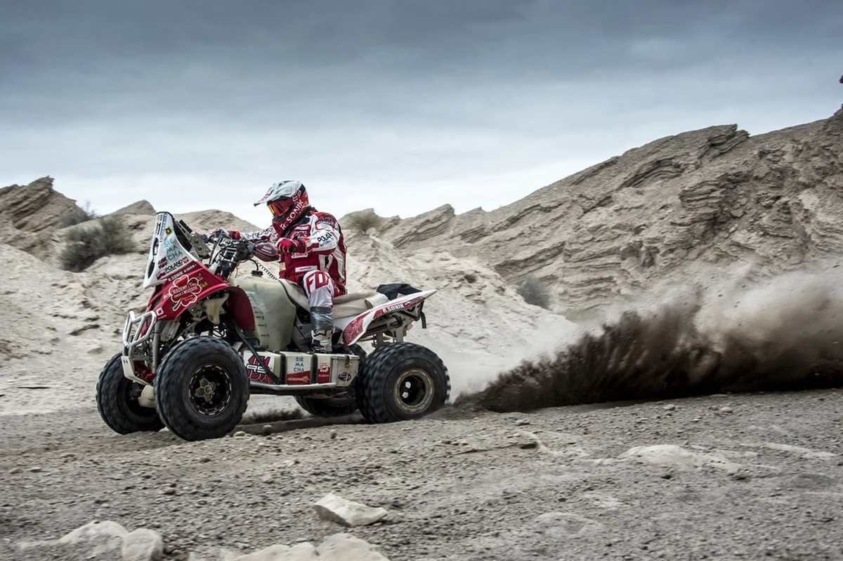 Jeśli wracać do sportu po poważnej kontuzji, to z przytupem! Rafał Sonik, po siedmiomiesięcznej przerwie od startów, podjął wyzwanie sprostania dwóm wyjątkowo trudnym rajdom w Ameryce Południowej. W piątkowy wieczór, Polak zakończył rywalizację w Desafio Ruta 40 na trzecim miejscu. Tym samym wywalczył drugie podium na przestrzeni dwóch tygodni. 