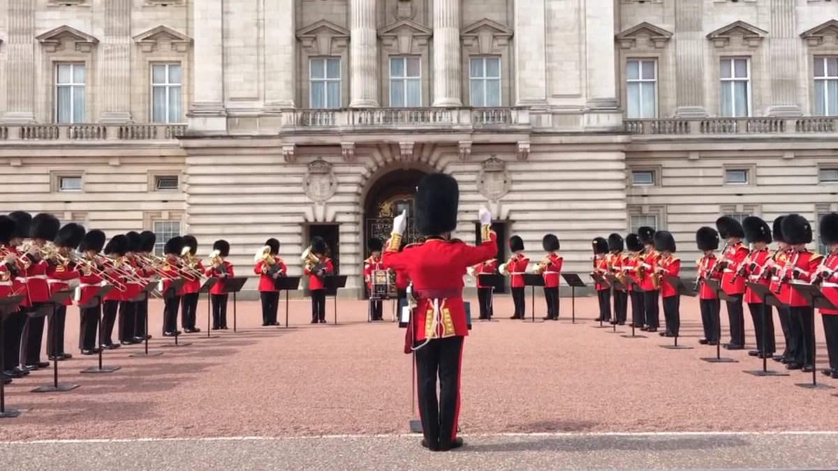Podczas zmiany warty przed Pałacem Buckingham wydarzyło się coś wyjątkowego. W dniu pogrzebu Arethy Franklin gwardziści przed pałacem zagrali piosenkę "Respect", by uczcić pamięć zmarłej artystki. To gest od królowej Wielkiej Brytanii dla królowej soulu.