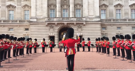 Podczas zmiany warty przed Pałacem Buckingham wydarzyło się coś wyjątkowego. W dniu pogrzebu Arethy Franklin gwardziści przed pałacem zagrali piosenkę "Respect", by uczcić pamięć zmarłej artystki. To gest od królowej Wielkiej Brytanii dla królowej soulu.