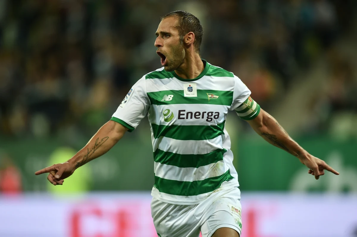 Lechia Gdańsk po czwartym z rzędu zwycięstwie - tym razem z Koroną Kielce 2:0 - co najmniej do połowy września pozostanie liderem piłkarskiej ekstraklasy.