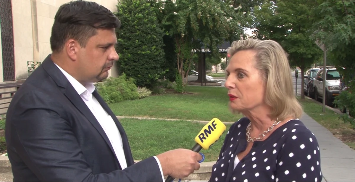 Tłumy Amerykanów żegnały wczoraj na Kapitolu senatora Johna McCaina. Dziś w katedrze w Waszyngtonie odbędzie się ceremonia państwowa. Przemawiać mają byli prezydenci USA - George W. Bush oraz Barack Obama. Polskie władze reprezentują szef Gabinetu Prezydenta RP Krzysztof Szczerski i pełnomocnik prezesa Rady Ministrów ds. dialogu międzynarodowego Anna Maria Anders. 