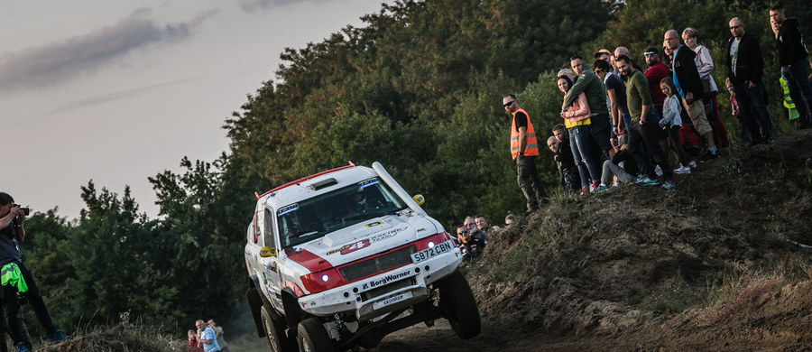 W piątkowy wieczór ruszyło największe święto rajdów Cross-Country w Polsce - Columna Medica Baja Poland, który odbywa się w bieżący weekend w Szczecinie. Na starcie zobaczyliśmy największe gwiazdy rajdów terenowych, a wśród nich zawodników RMF 4RACING Team. 